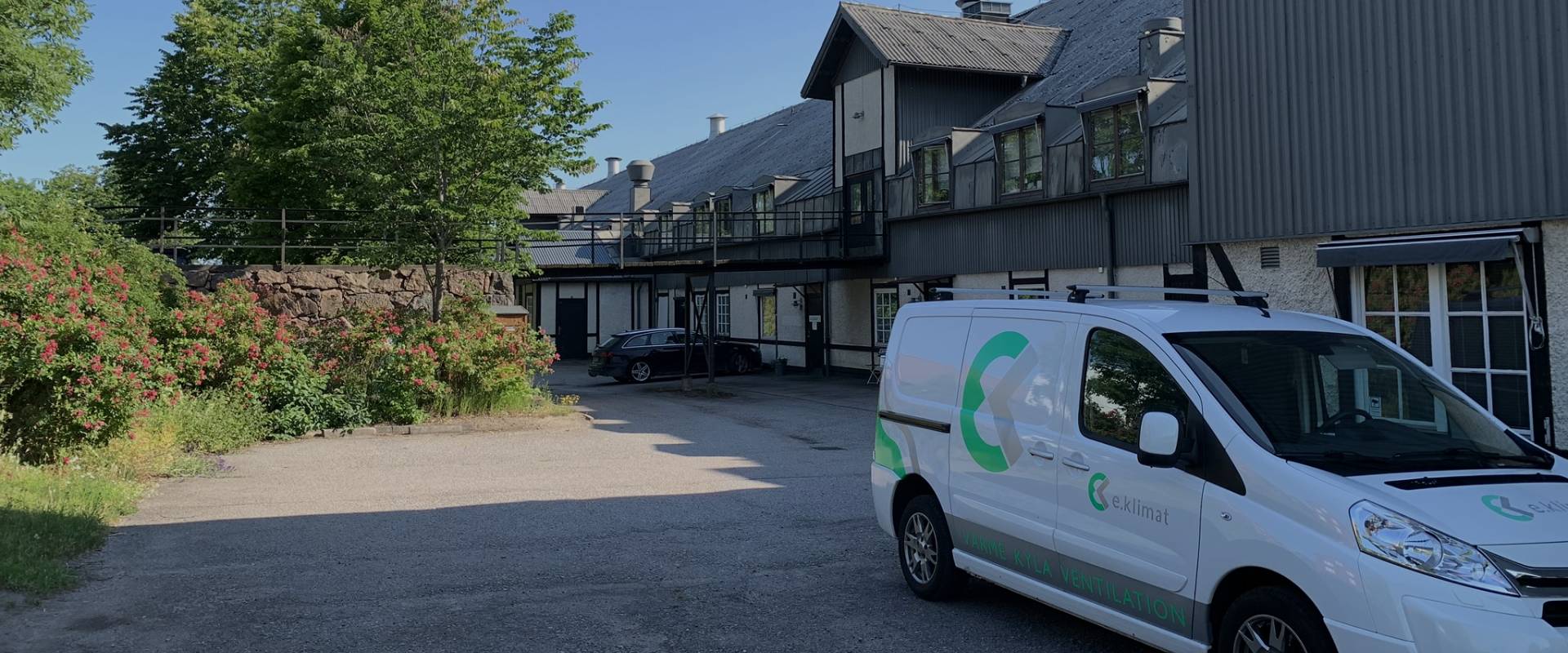 Eklimat servicebil utanför kontoret i Linköping