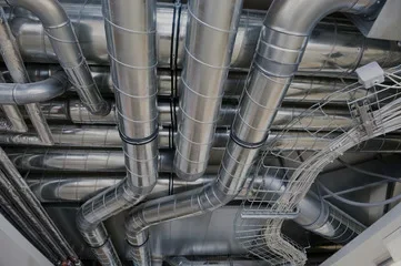 Tekniker utför service på ett klimatsystem